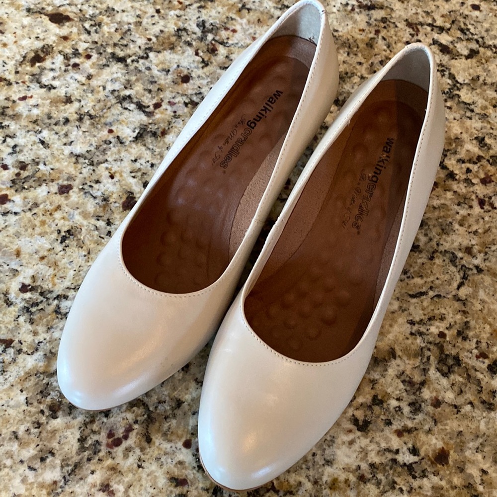 Beautiful, comfortable women’s dress shoe . Like new.